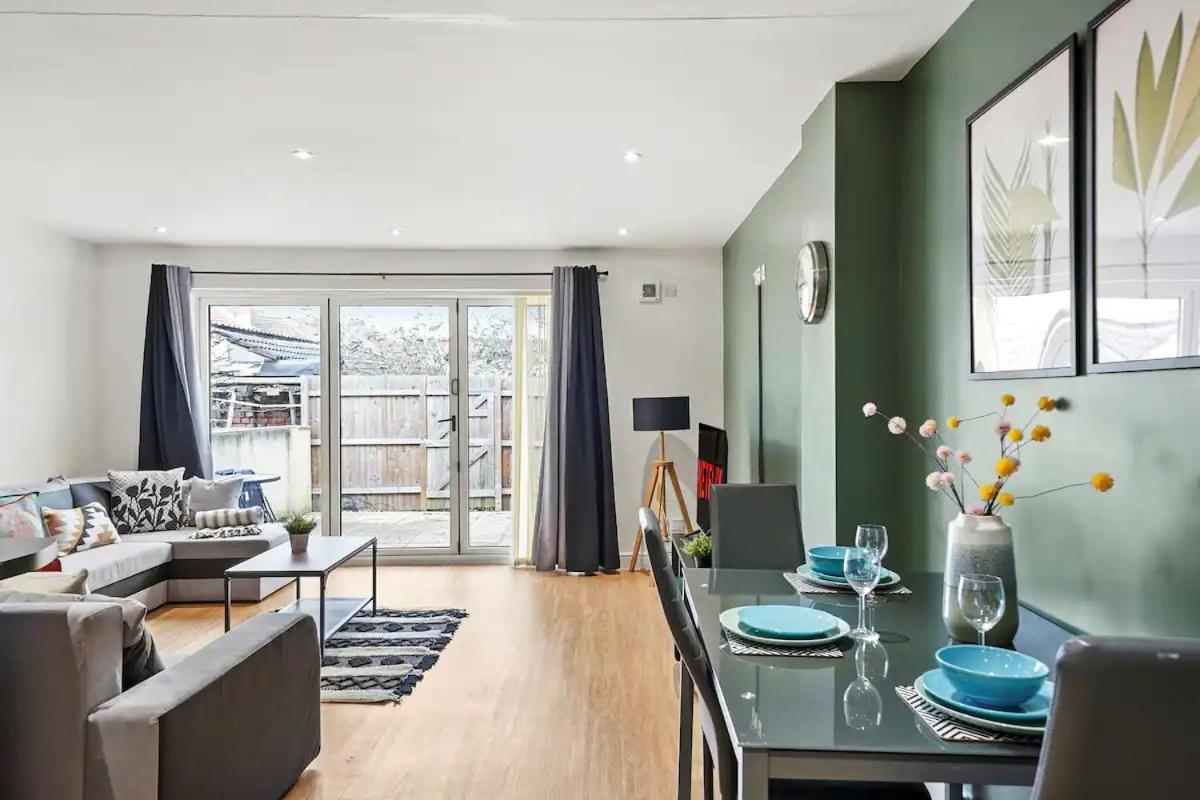 Modern Apartment - Sleeps 8 Apartment Bristol