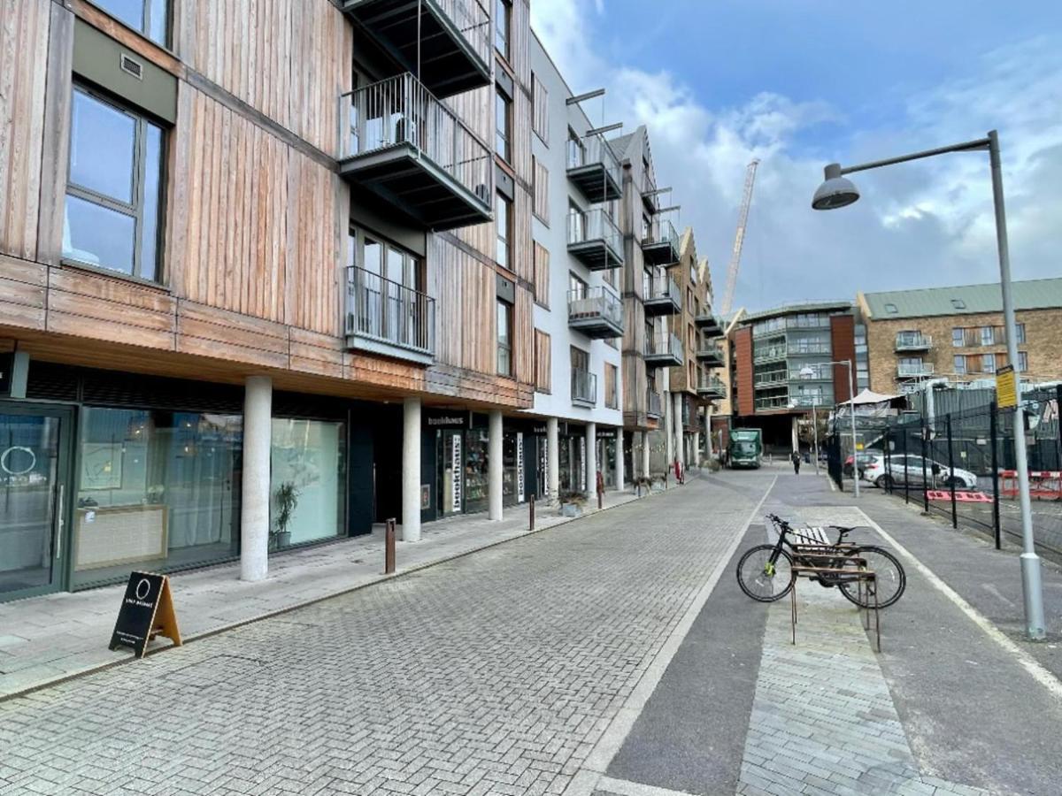 Stunning 2-bed In With Parking Apartment *
