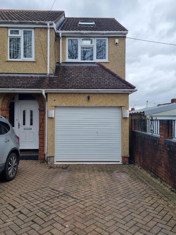 Large Kingsize Ensuite In Kingswood, Bristol, Bs15 Homestay Bristol