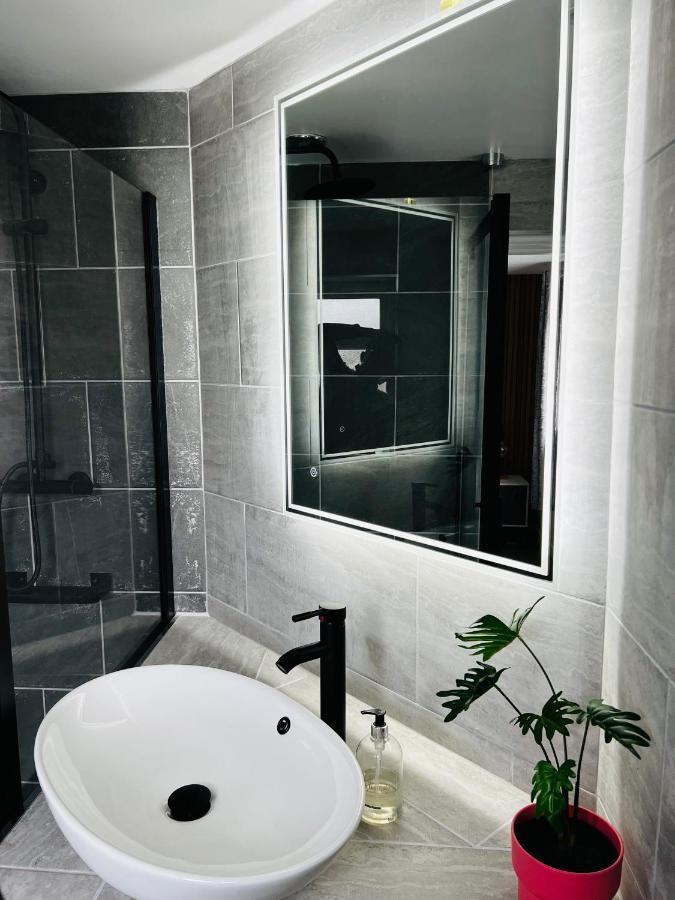 Designer House In - Hot Tub - Sleeps 10 Apartment