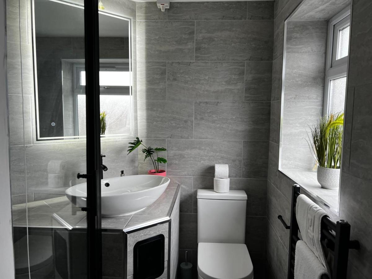 Designer House In - Hot Tub - Sleeps 10 Apartment Bristol