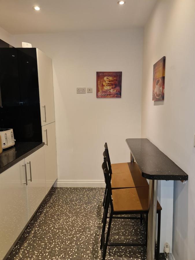 Jah Bristol: Spacious 5-bed With Free Parking For Extended Apartment