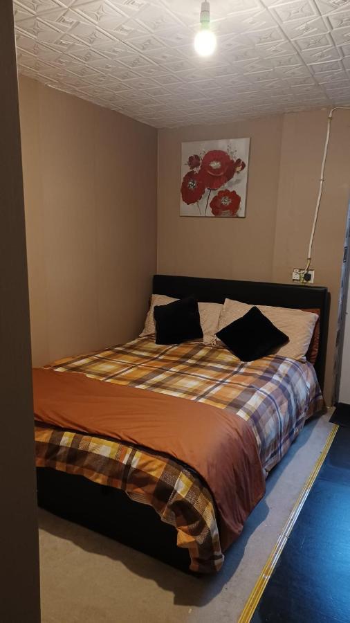 Double Bedroom In Converted Garage-no Shower,bath Facility Guest house *