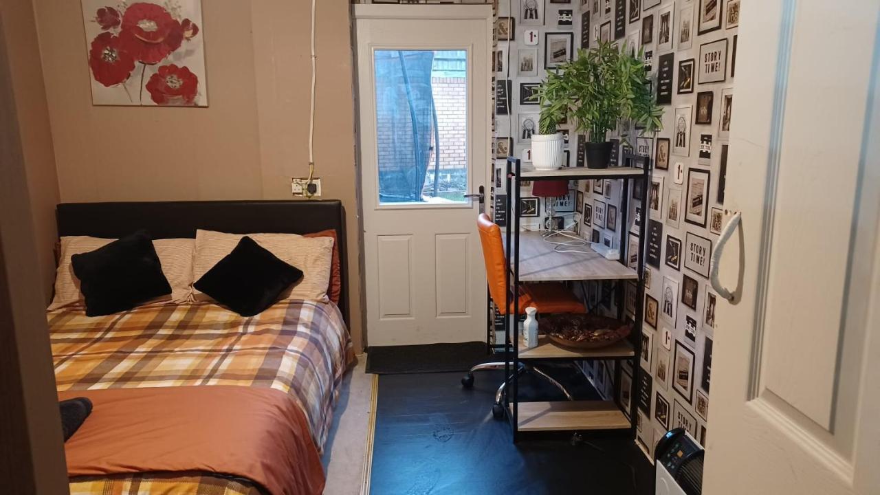Double Bedroom In Converted Garage-no Shower,bath Facility Guest house *
