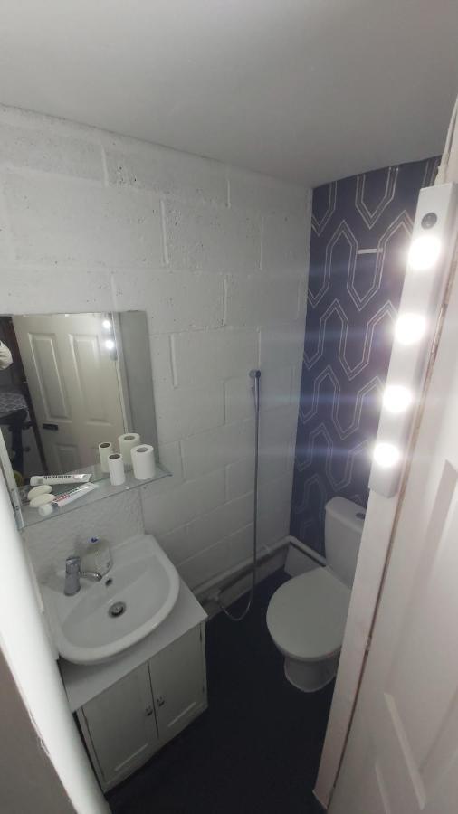 Double Bedroom In Converted Garage-no Shower,bath Facility Guest house Bristol