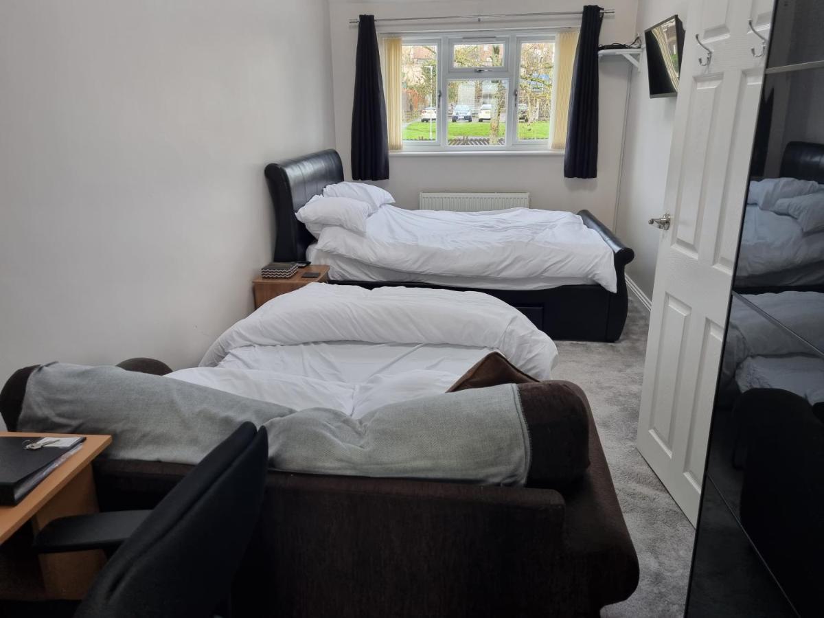 Large Kingsize Ensuite In Kingswood, Bristol, Bs15 Homestay