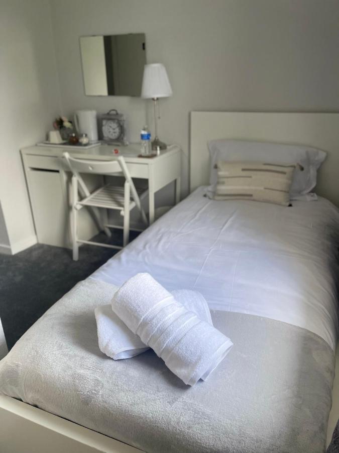 Single Room, Shared House *