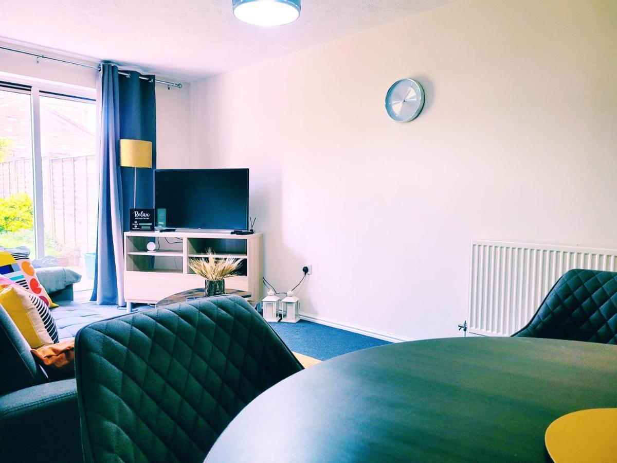 Modern 2 Bed House- Free Parking And Close To The Centre Apartment