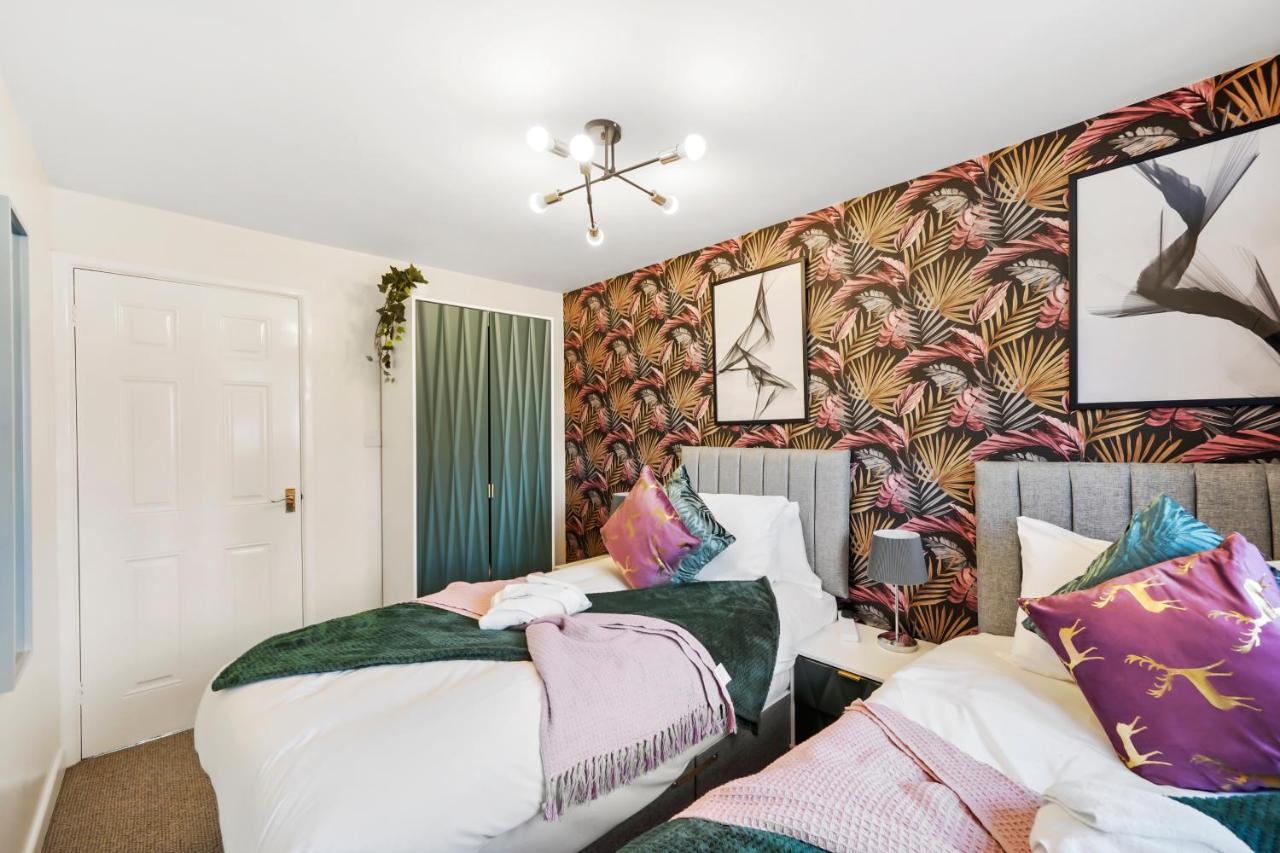 Designer House In - Hot Tub - Sleeps 10 * Bristol