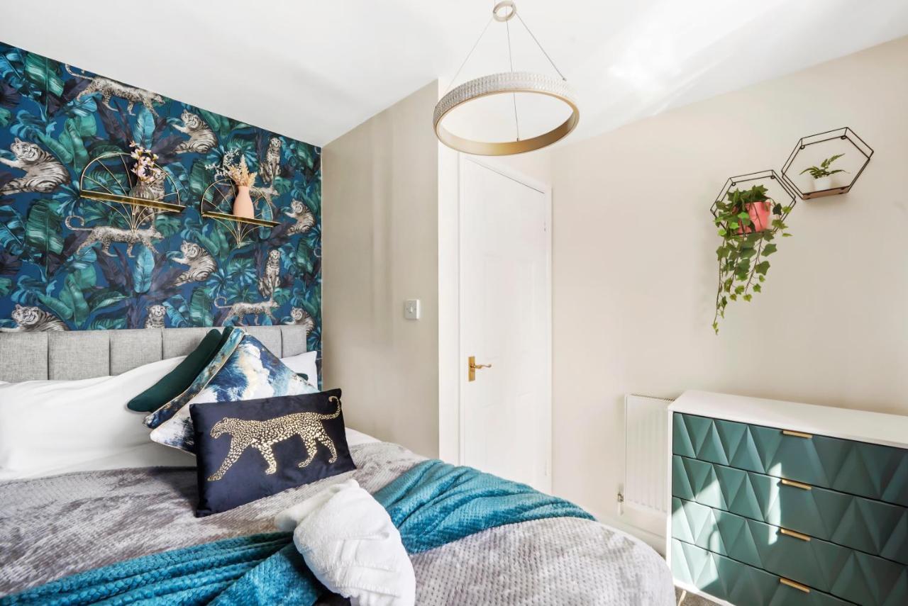 Designer House In - Hot Tub - Sleeps 10 Apartment
