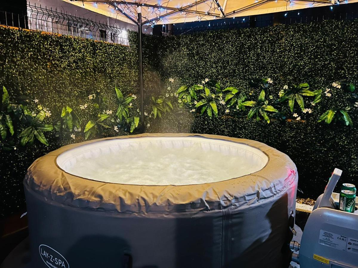 Apartment Designer House In - Hot Tub - Sleeps 10 *