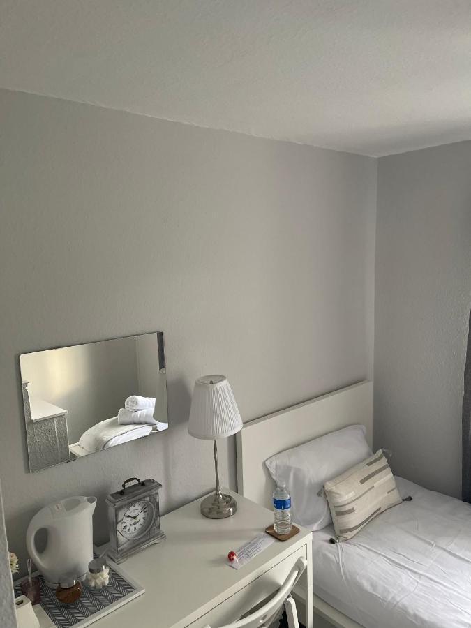 Homestay Single Room, Shared House *