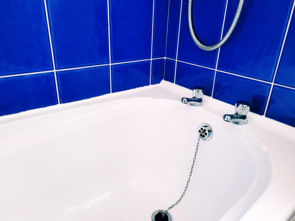 Modern 2 Bed House- Free Parking And Close To The Centre Apartment *