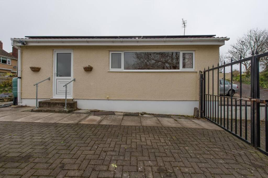 Self-catering Studio+kitchen+parking Bristol