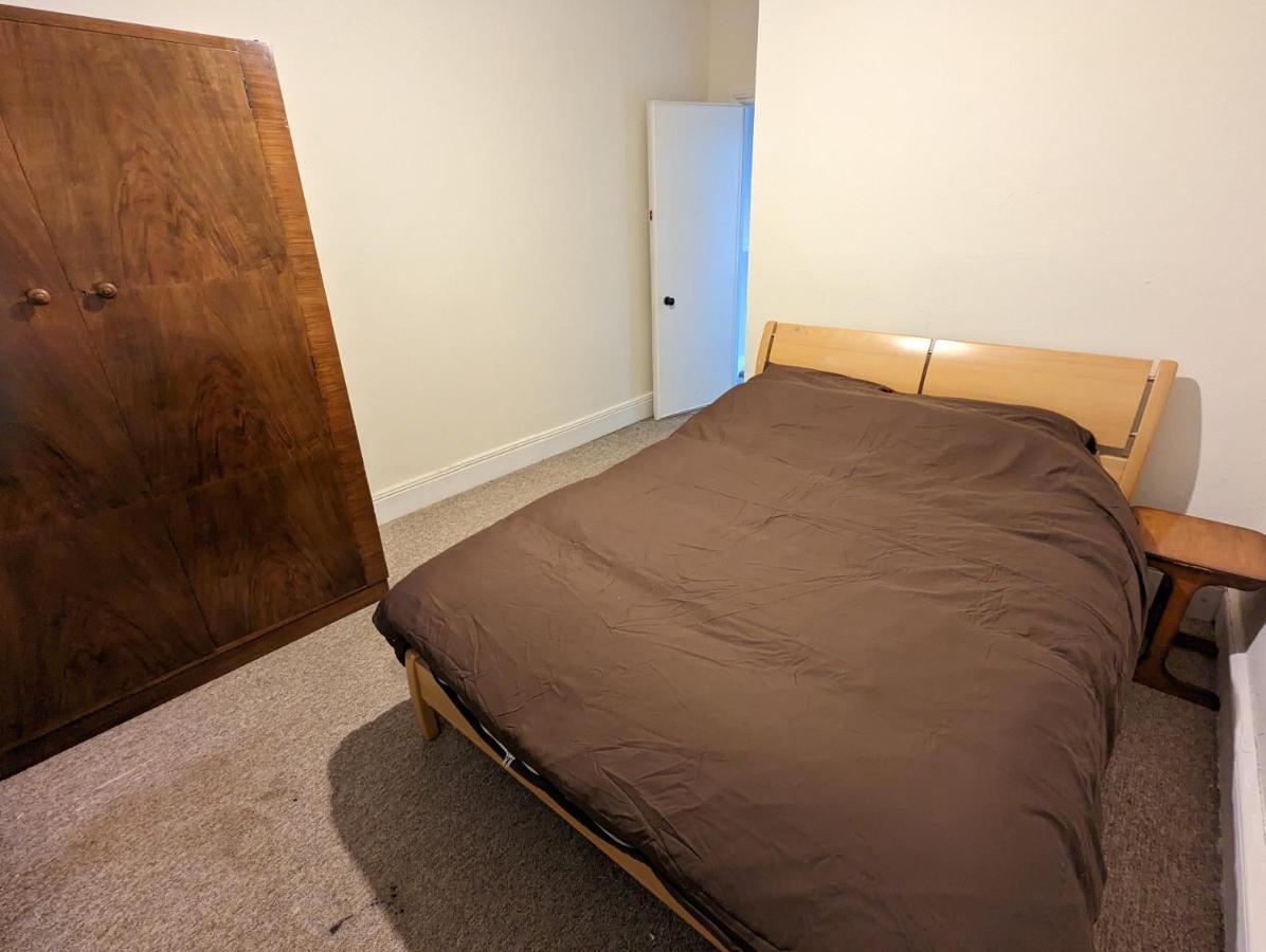 5 Bed Terraced Family + Parking Holiday home Bristol