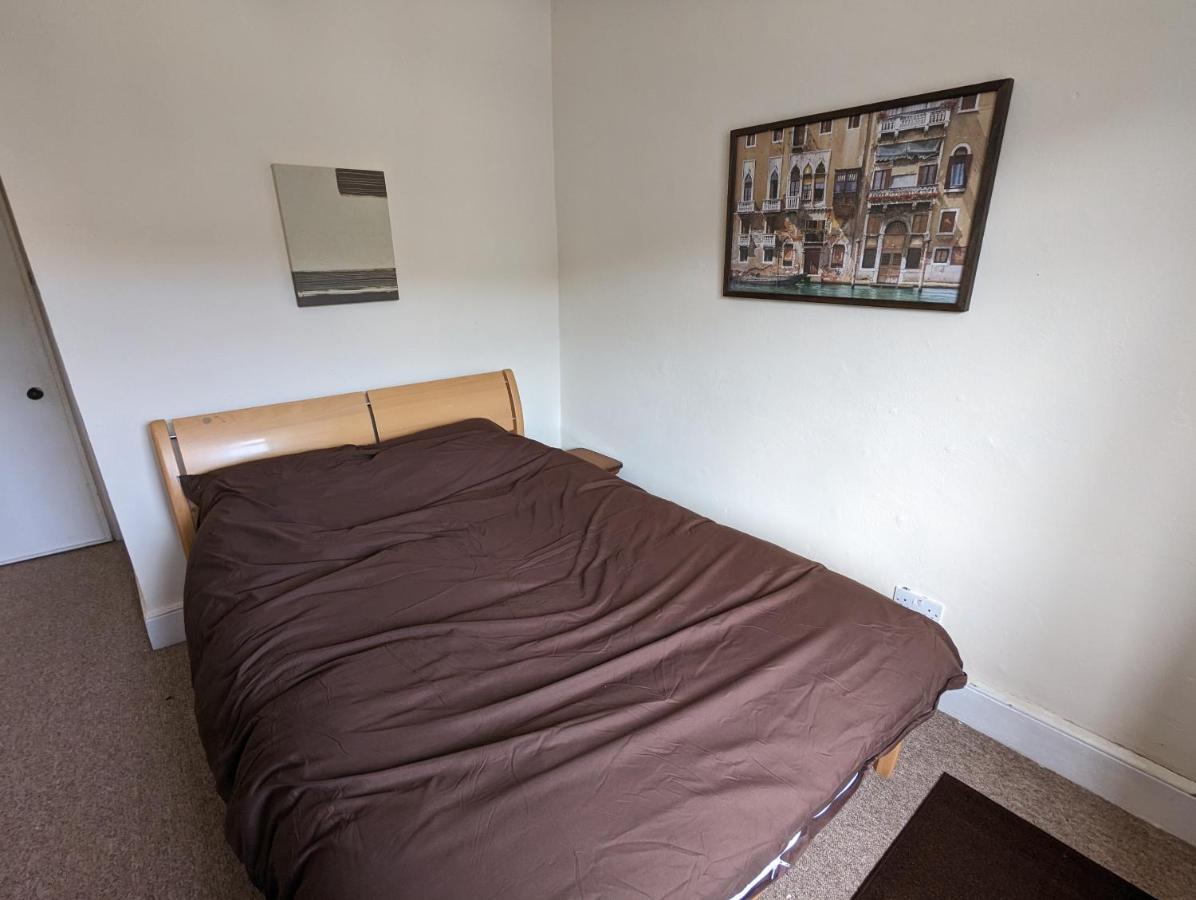 5 Bed Terraced Family + Parking *