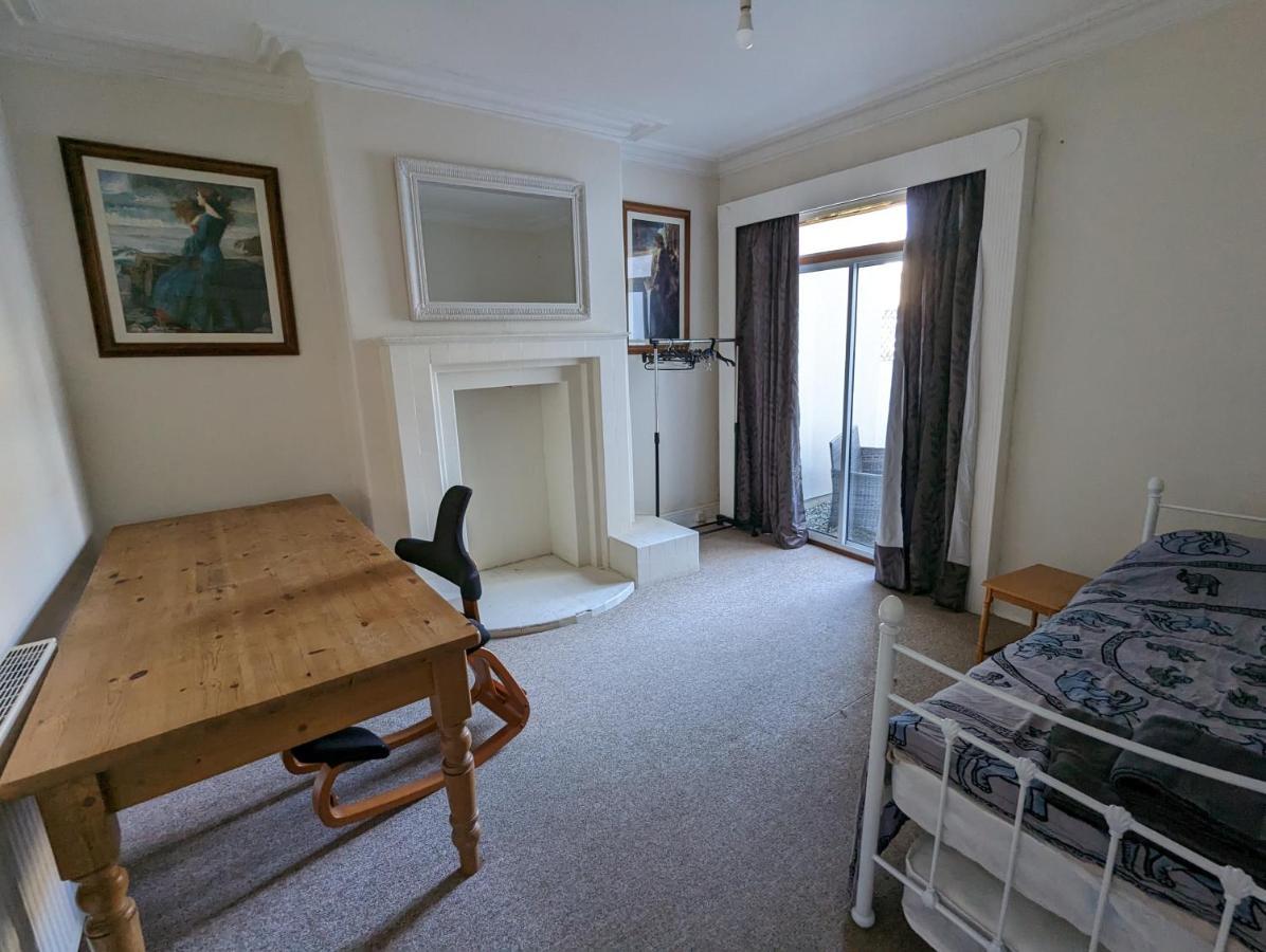 5 Bed Terraced Family + Parking Holiday home Bristol