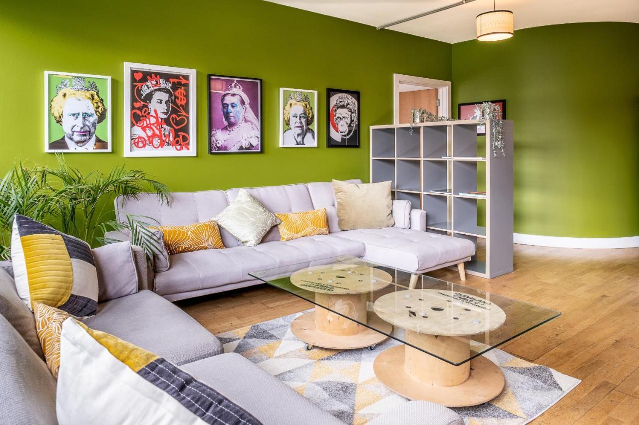 Spacious 3 Bedroom Apartment, Private Parking, Bed & Breakfast *