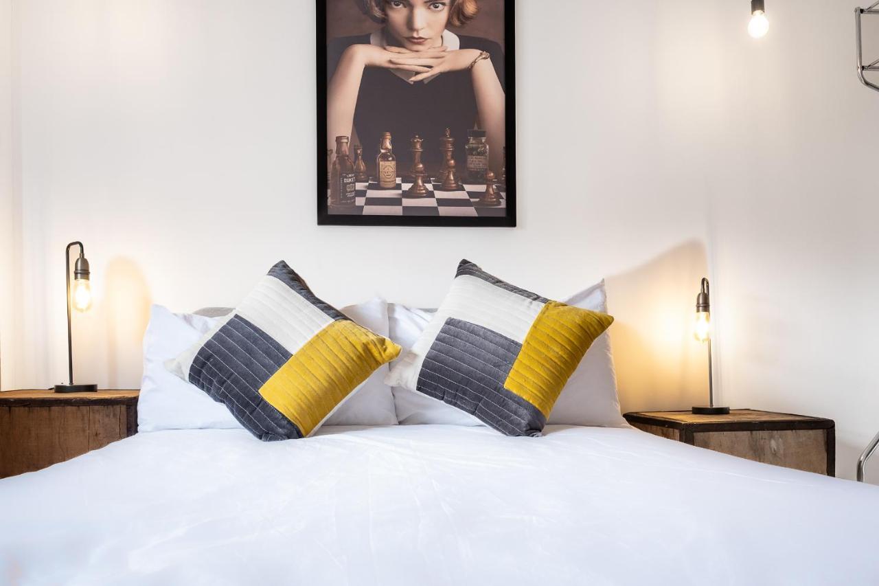 Spacious 3 Bedroom Apartment, Private Parking, Bed & Breakfast