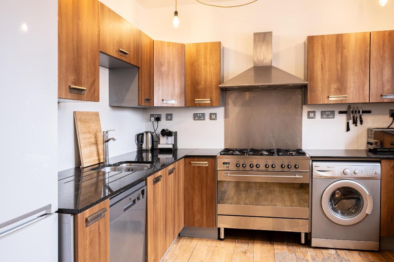 Spacious 3 Bedroom Apartment, Private Parking,