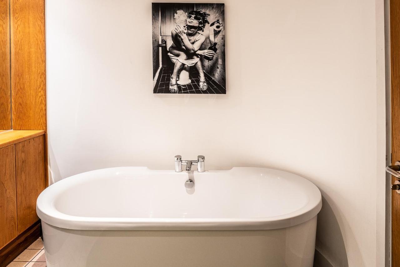 Spacious 3 Bedroom Apartment, Private Parking, Bed & Breakfast