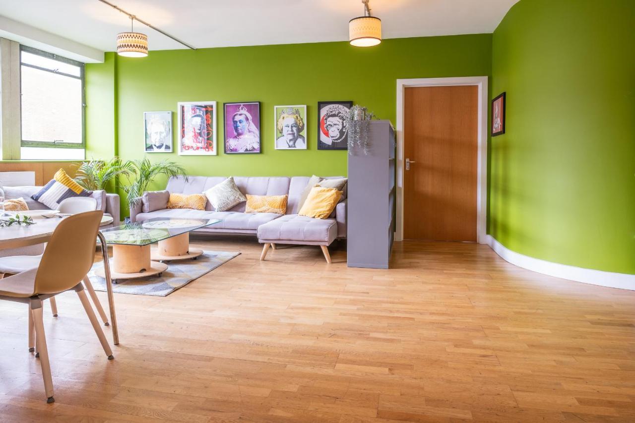 Spacious 3 Bedroom Apartment, Private Parking, * Bristol