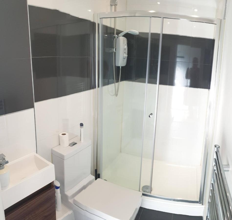 Apartment Modern Immaculate With Ac & Parking, Outside The Caz