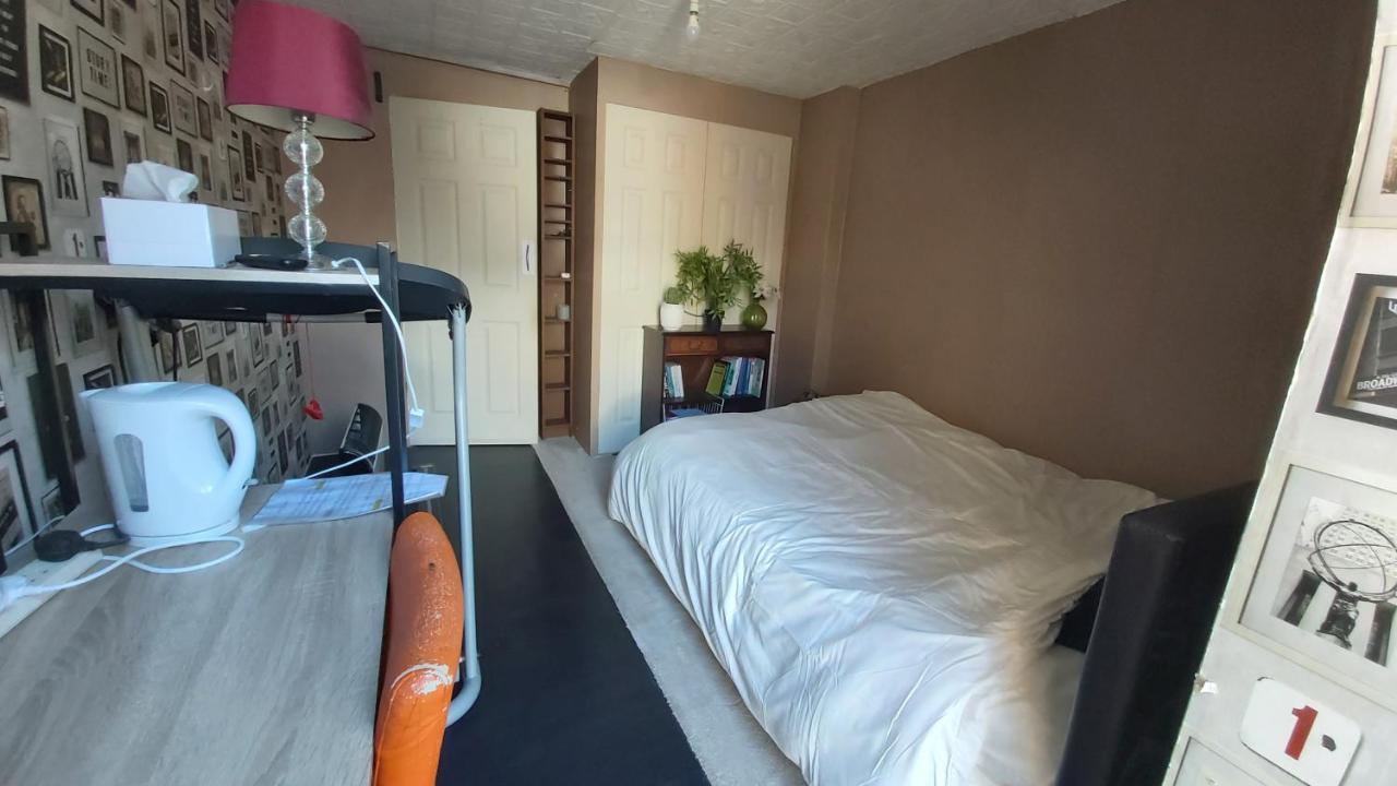 Guest house Double Bedroom In Converted Garage-no Shower,bath Facility *