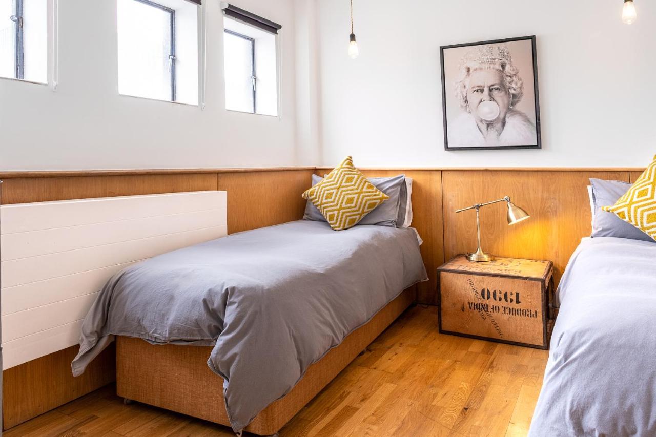 Spacious 3 Bedroom Apartment, Private Parking, Bed & Breakfast
