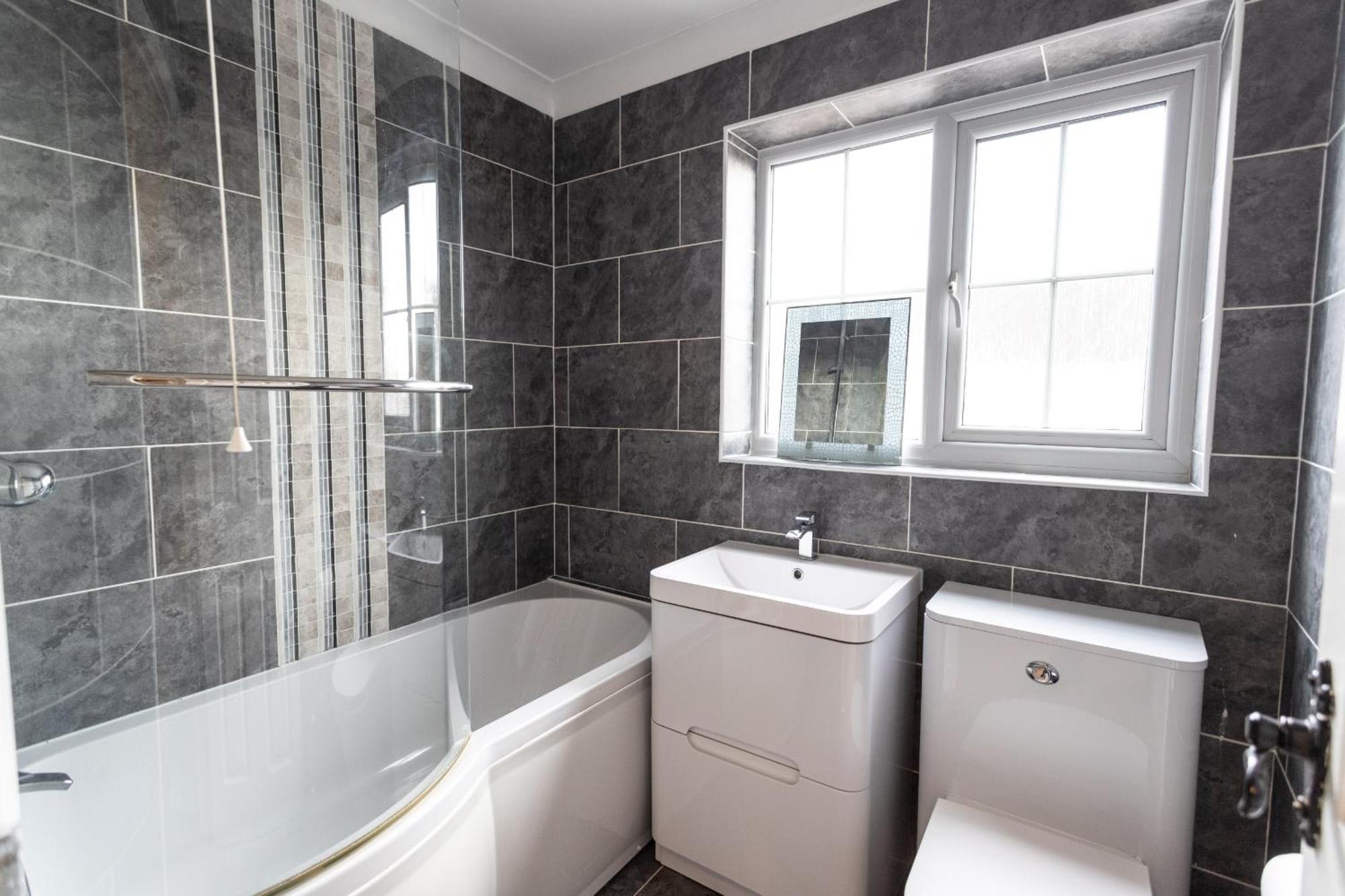 October Disc - Long - Contractors Holiday home Bristol