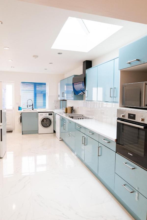 Deluxe 4 Bedroom House In Filton Bs34 Oakley Apartment Bristol