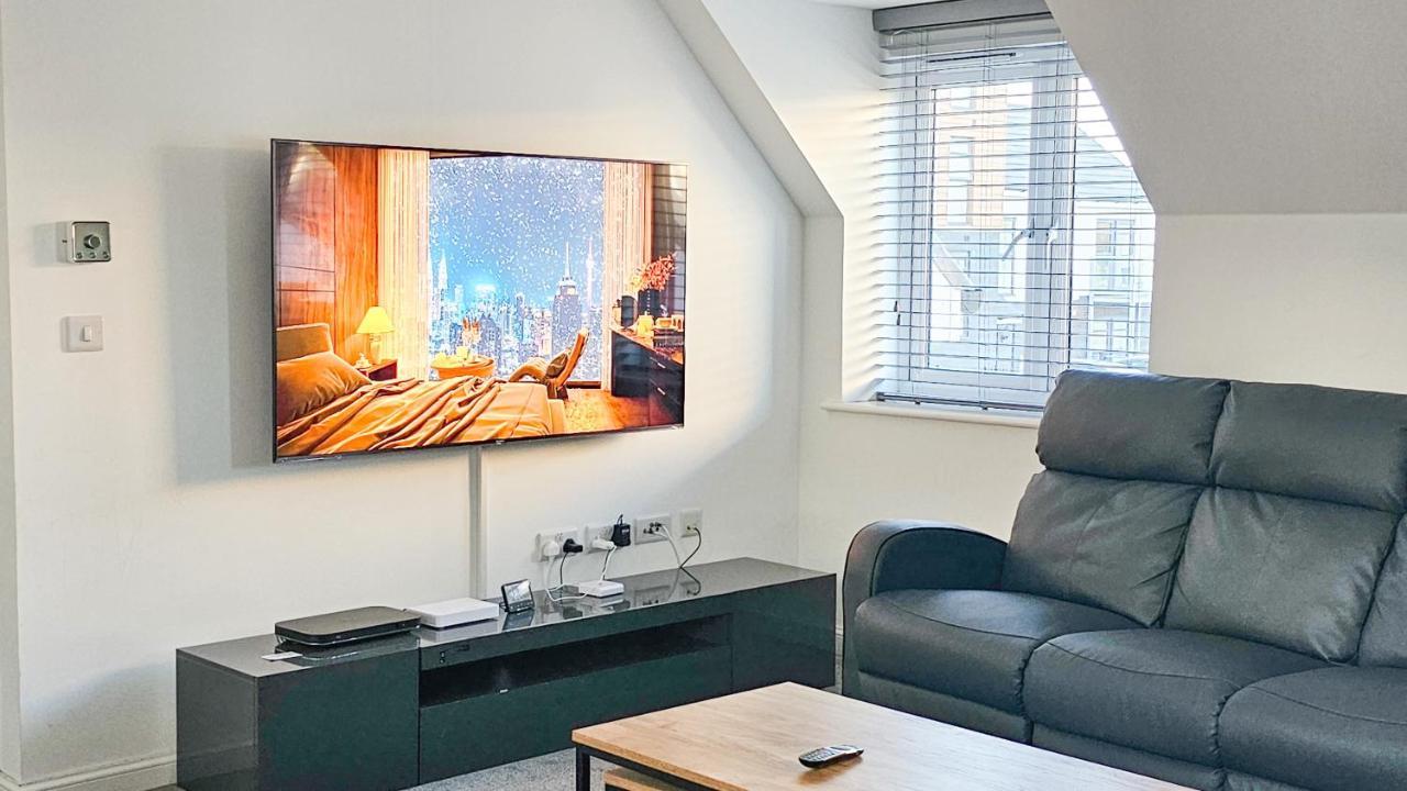 Stunning Two-bedroom At A3ree, Free Parking, Near Cribbs Causeway Mall Apartment