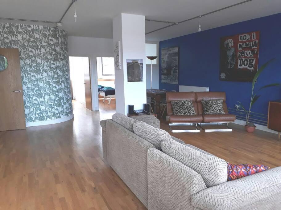Trendy, Urban Open Plan Apartment
