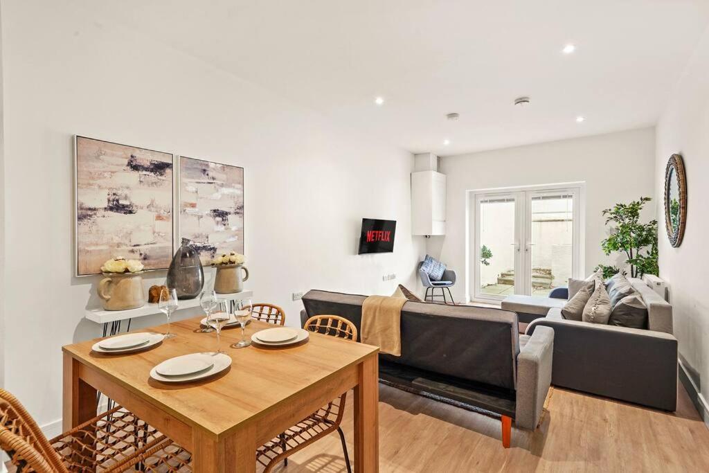 Exquisite Scandi Gem Of - Sleeps 6 * Bristol