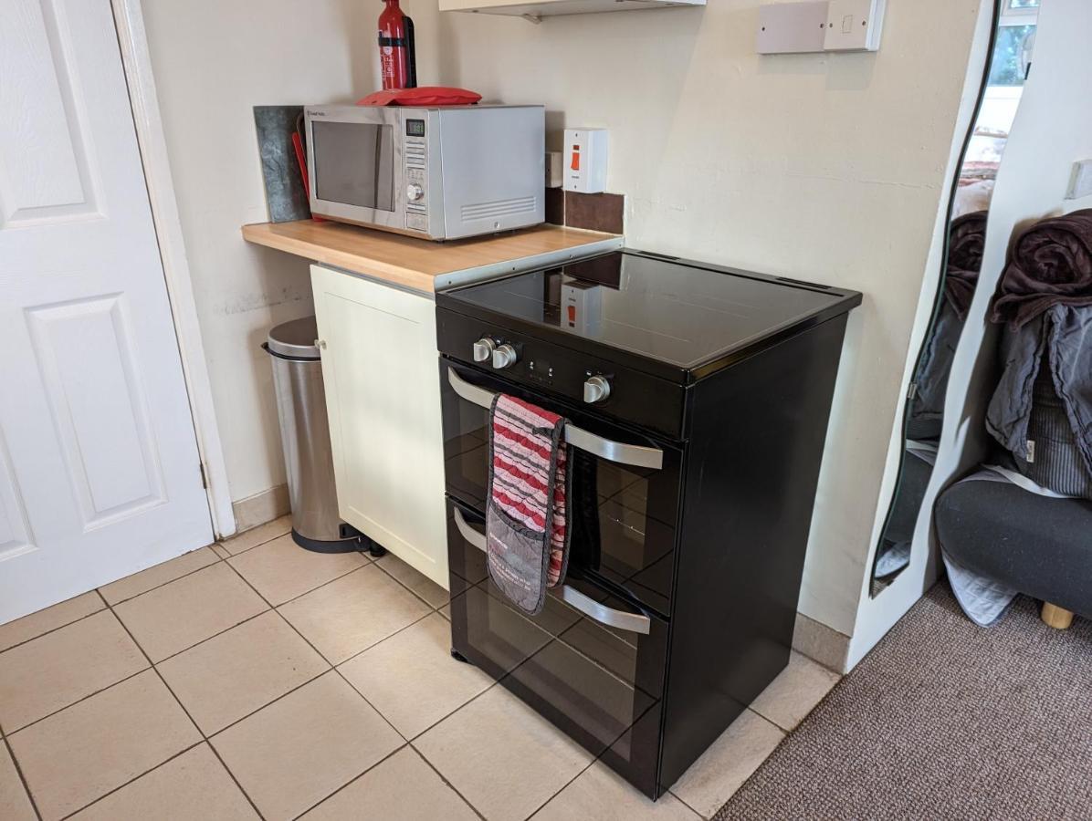 Self-catering Studio+kitchen+parking Apartment Bristol
