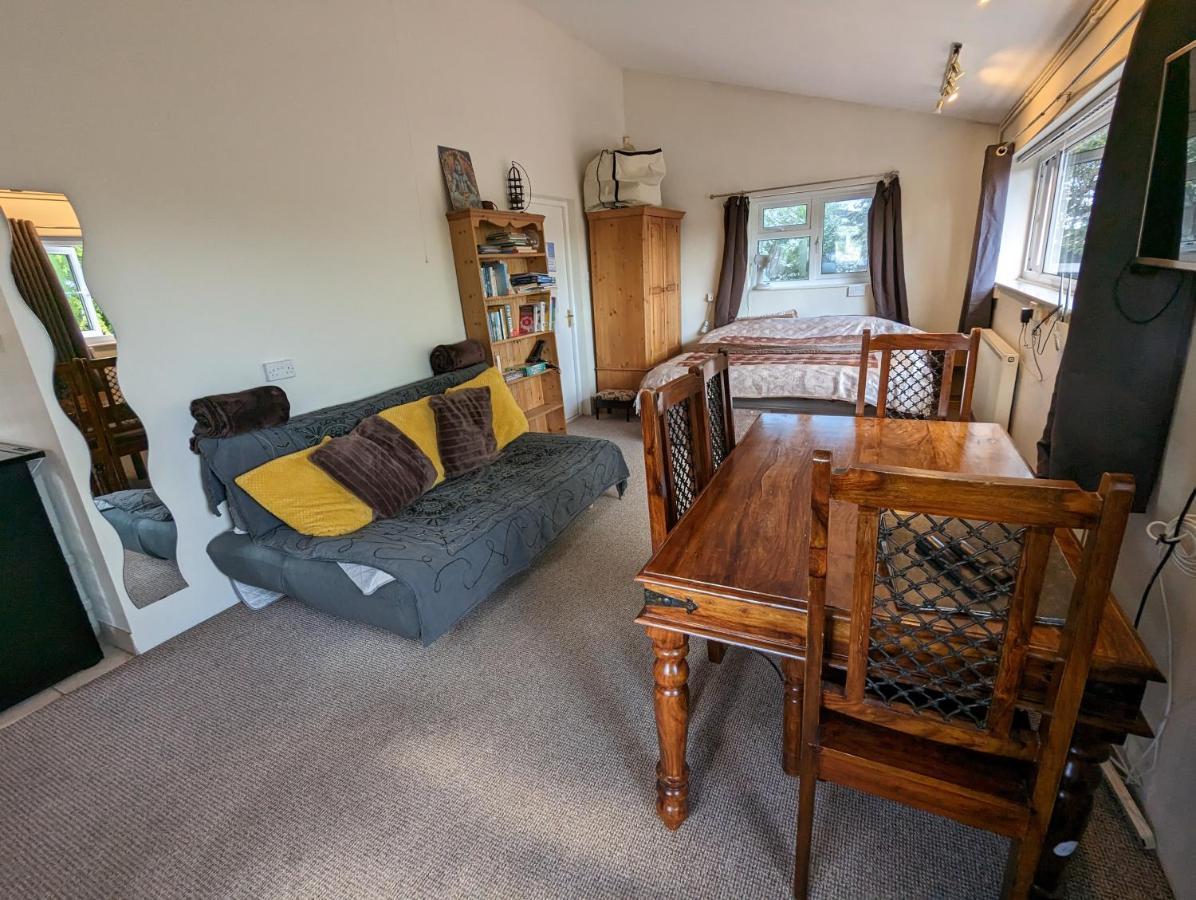 Self-catering Studio+kitchen+parking * Bristol