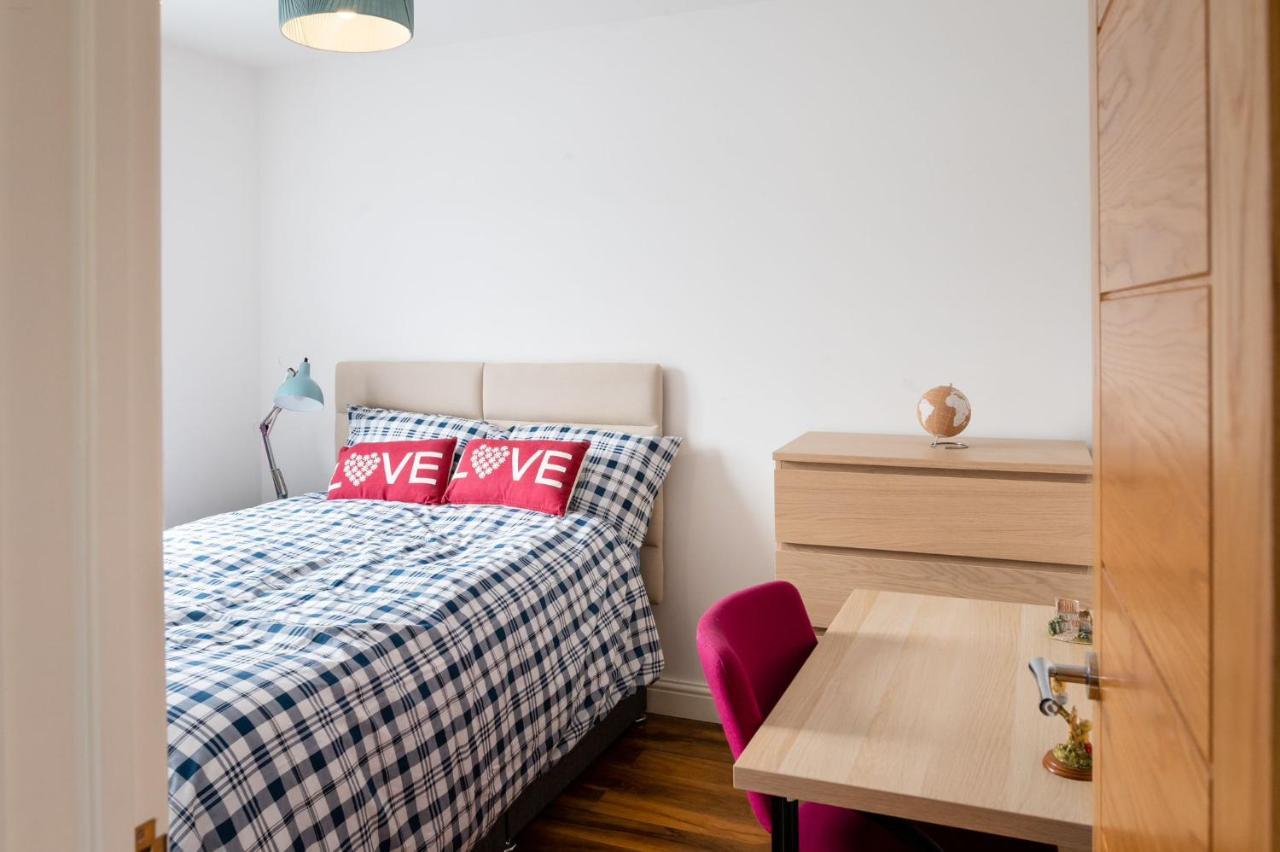 Deluxe 4 Bedroom House In Filton Bs34 Oakley Apartment Bristol