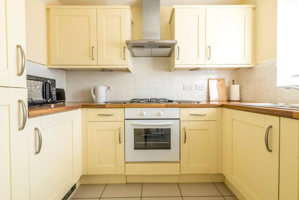Luxury 3 Bed House, 8 People, With Street Parking! *