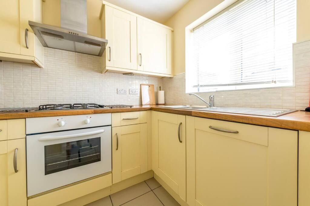 Holiday home Luxury 3 Bed House, 8 People, With Street Parking!