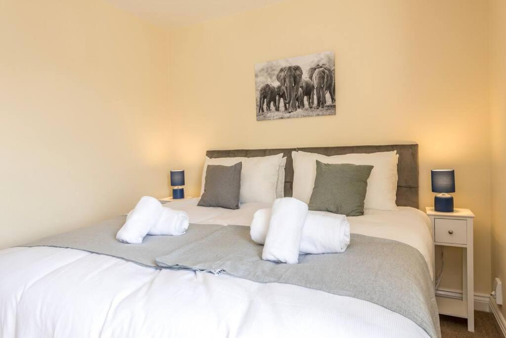 Luxury 3 Bed House, 8 People, With Street Parking! Bristol