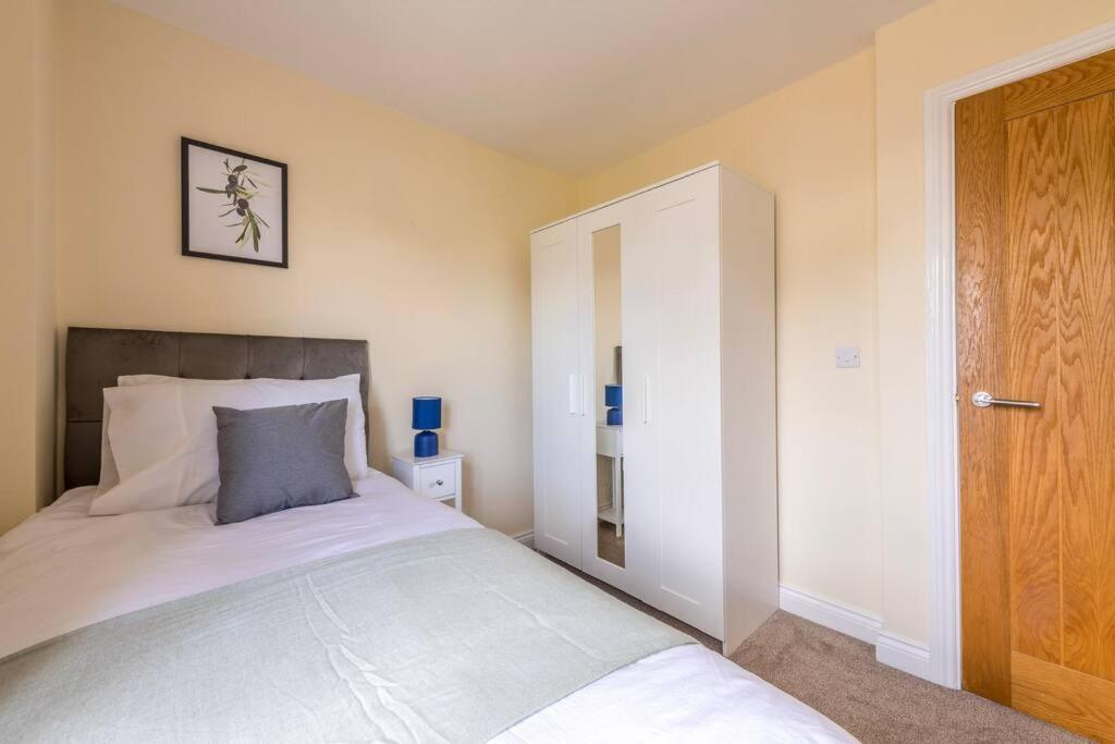 Holiday home Luxury 3 Bed House, 8 People, With Street Parking! *