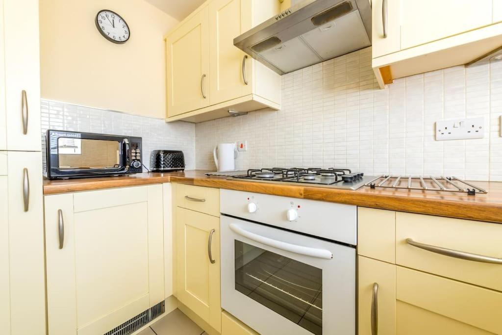 Luxury 3 Bed House, 8 People, With Street Parking! Holiday home