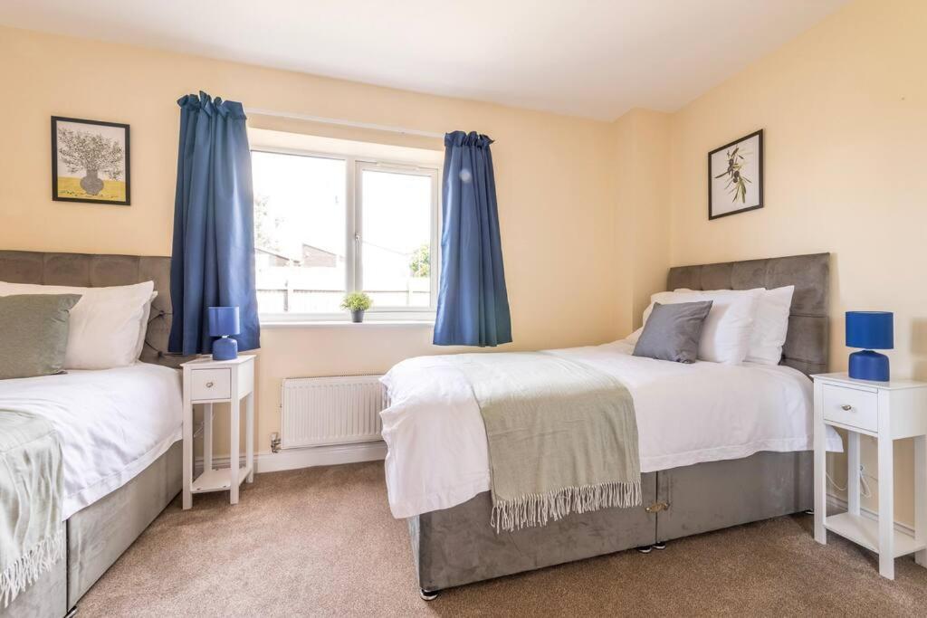 Luxury 3 Bed House, 8 People, With Street Parking! *