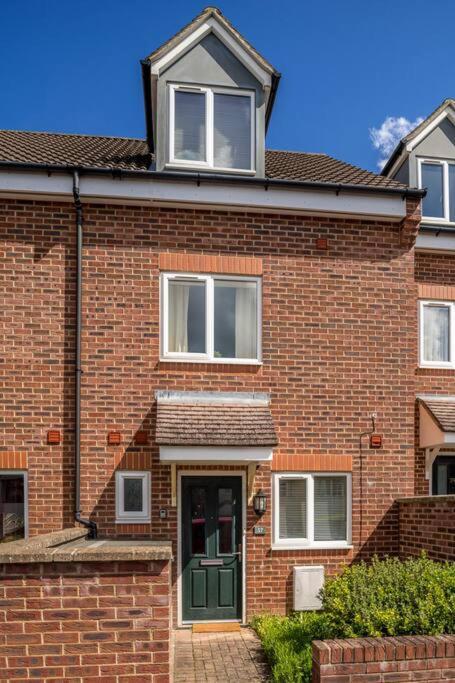 Luxury 3 Bed House, 8 People, With Street Parking! Holiday home