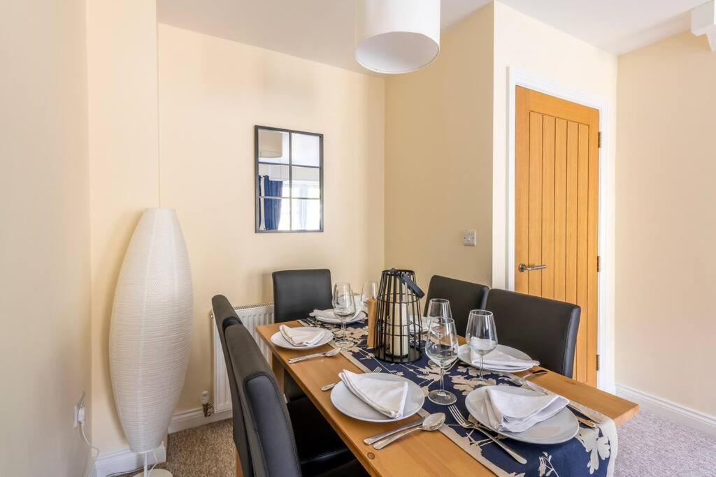 Luxury 3 Bed House, 8 People, With Street Parking! *