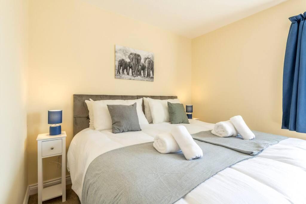 Luxury 3 Bed House, 8 People, With Street Parking! * Bristol
