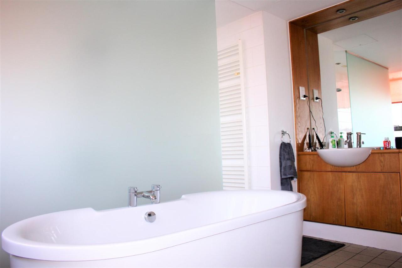 Funky Urban Two Bed Flat In The Heart Of * Bristol