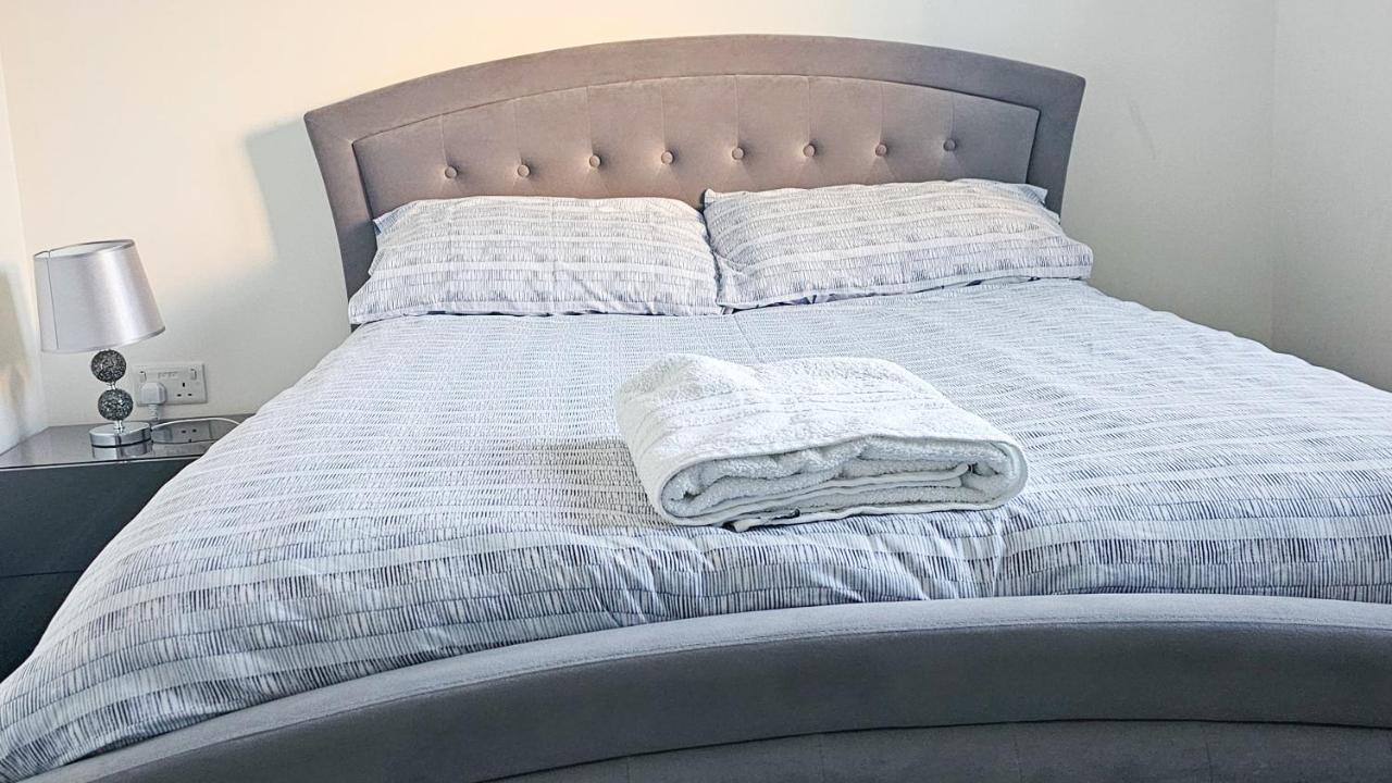Apartment Stunning Two-bedroom At A3ree, Free Parking, Near Cribbs Causeway Mall *