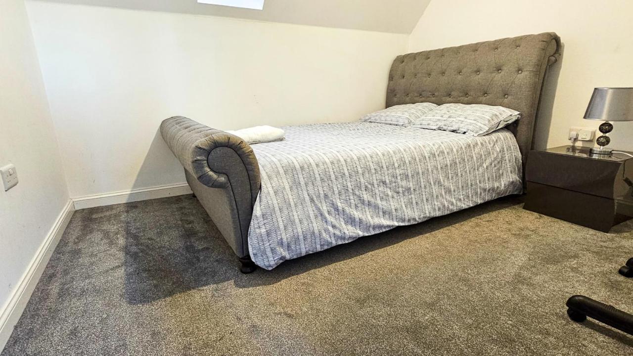 Apartment Stunning Two-bedroom At A3ree, Free Parking, Near Cribbs Causeway Mall *