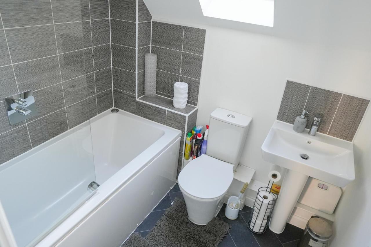 Apartment Stunning Two-bedroom At A3ree, Free Parking, Near Cribbs Causeway Mall